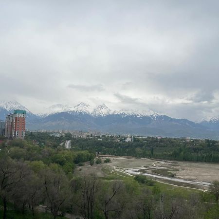 Апартаменты С Этническими Мотивами С Видом На Горы Almaty Exterior foto